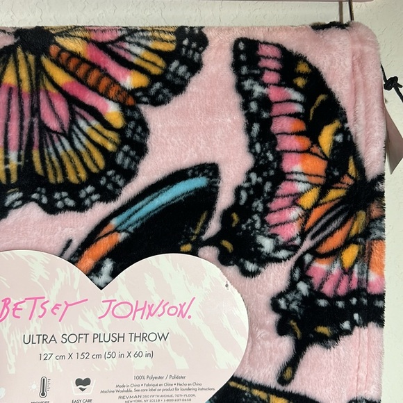 NEW BETSEY JOHNSON BLANKET BUTTERFLY PINK THROW - Picture 2 of 5